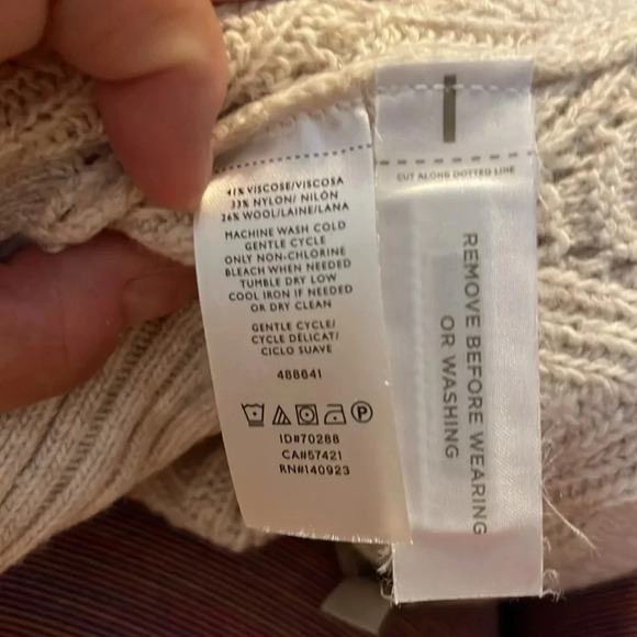 Gorgeous Loft sweater - Picture 6 of 6